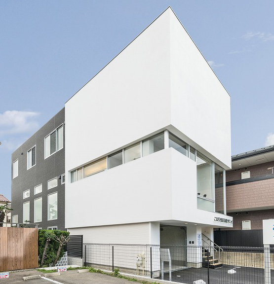 こまざき矯正歯科クリニックの案内看板